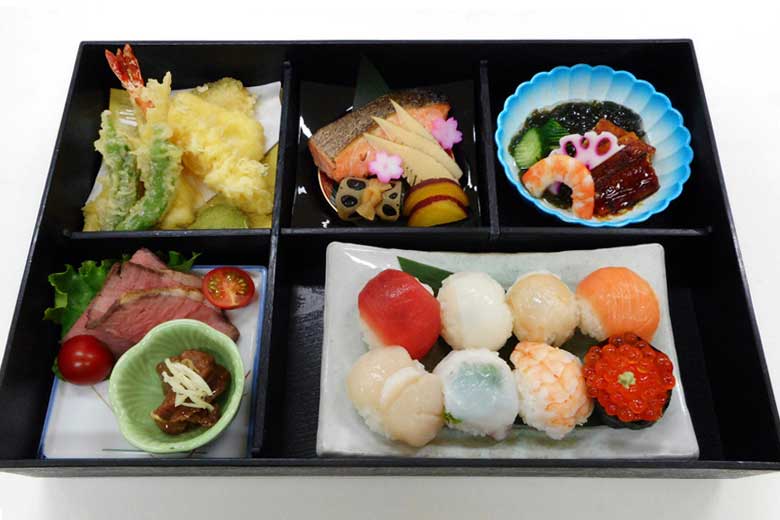 高級二段寿司弁当
「黒姫」2,500円(税サ別)